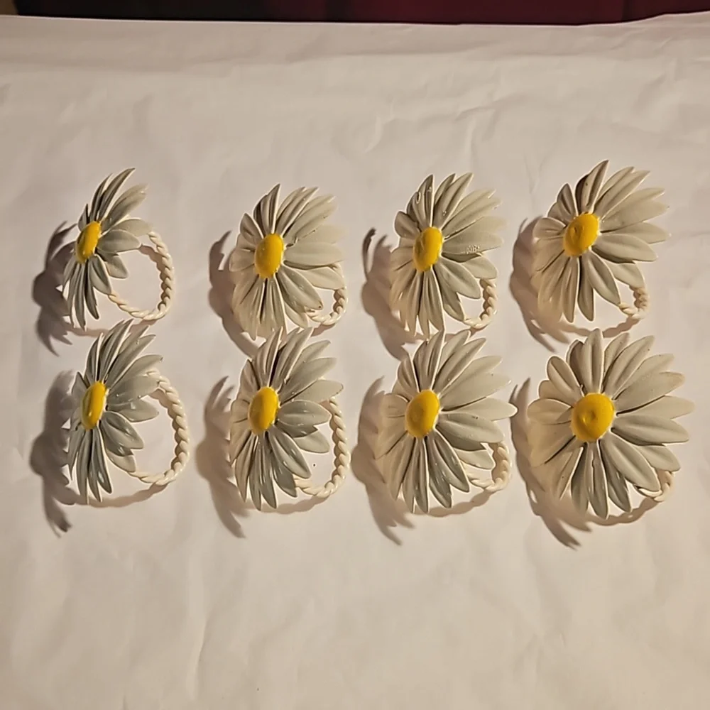8 RARE Daisy painted all metal Napkin rings - Picture 4 of 7